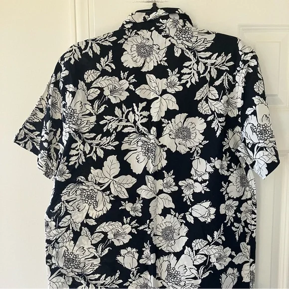 NWT Men’s Old Navy Black Floral Camp Button Up Hawaiian Short Sleeve Shirt Med - Picture 3 of 6